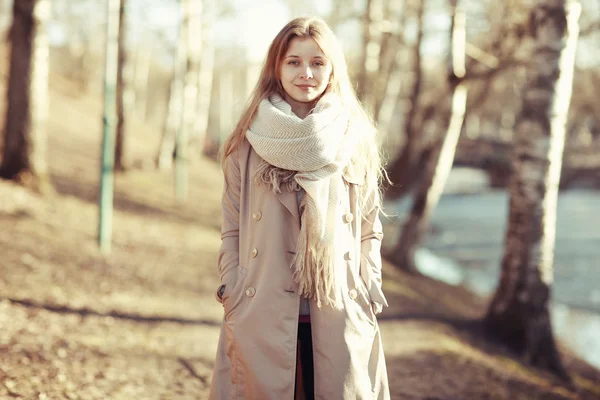 Женщина в шарфе и пальто — стоковое фото