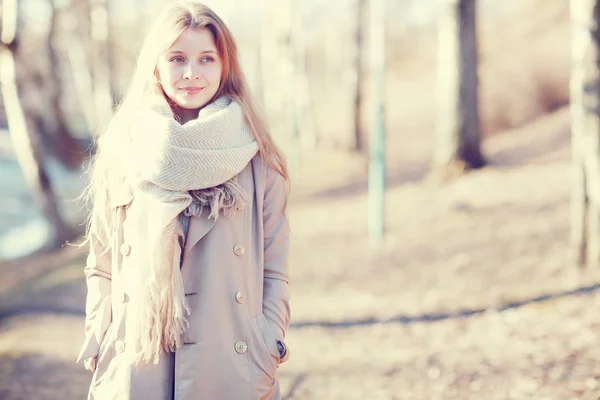 Portrait d'une fille en manteau — Photo