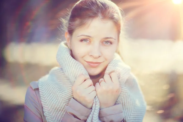 Porträt eines Mädchens im Mantel — Stockfoto