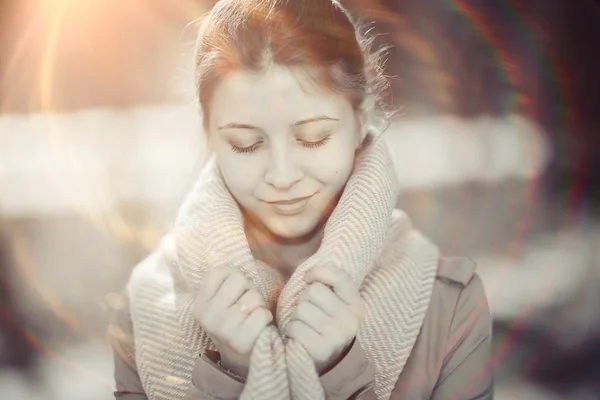 Retrato de una chica en colores brillantes —  Fotos de Stock