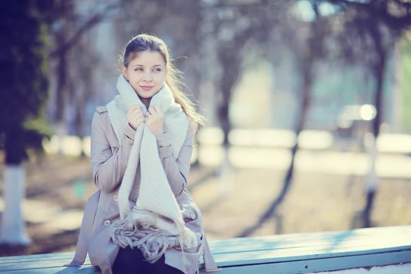 Gelukkige vrouw in jas — Stockfoto