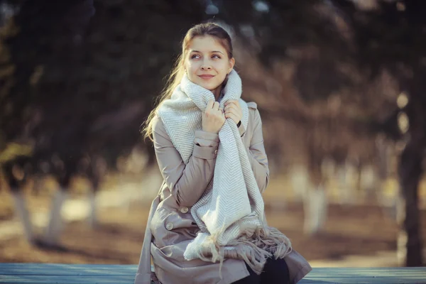 Donna in sciarpa e cappotto — Foto Stock