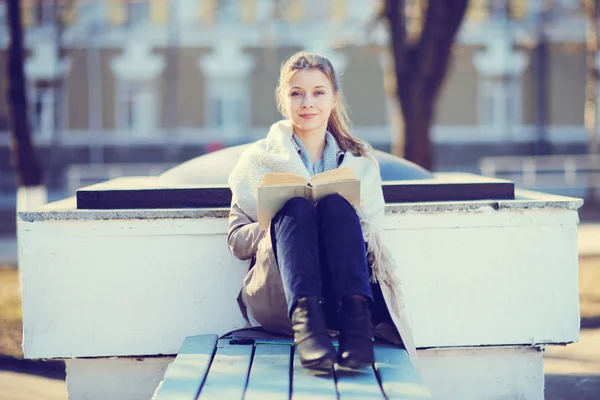 Portret van een meisje in felle kleuren — Stockfoto