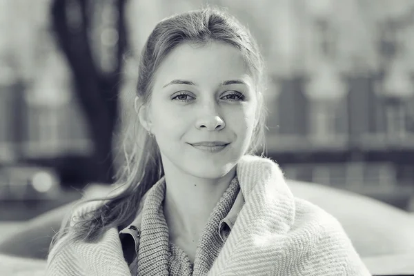 Stedelijke portret van een vrouw met een vacht — Stockfoto