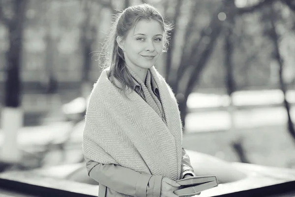 Ritratto urbano di una donna in cappotto — Foto Stock