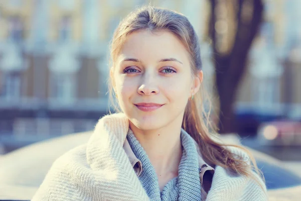 Retrato de una chica en colores brillantes — Foto de Stock