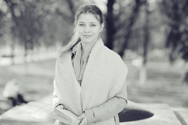 Fille dans le parc d'automne — Photo