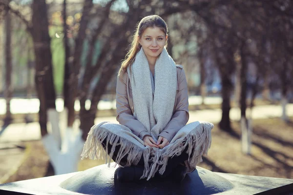 Bella donna in cappotto — Foto Stock