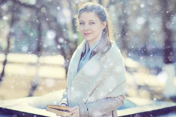 Meisje met vacht en met boek — Stockfoto