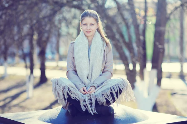 Bella donna in cappotto — Foto Stock