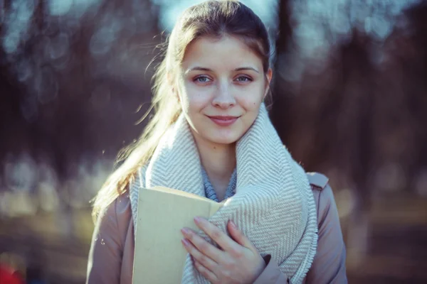 Schöne Frau im Mantel — Stockfoto