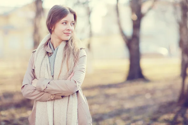 Donna felice in cappotto — Foto Stock