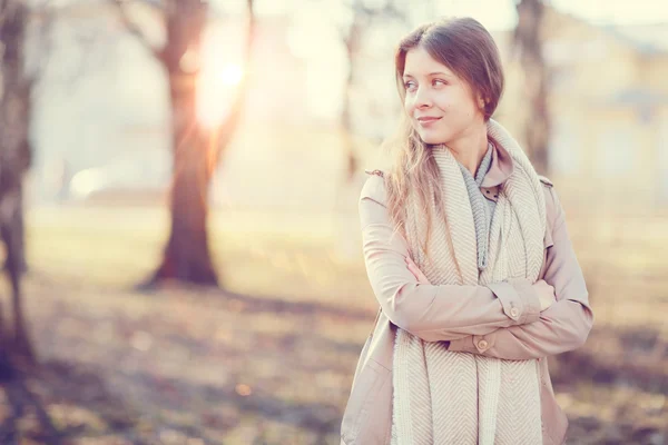 Femme heureuse en manteau — Photo