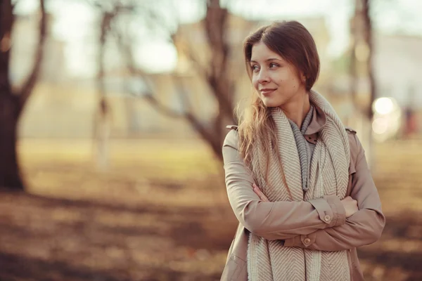 Gelukkige vrouw in jas — Stockfoto