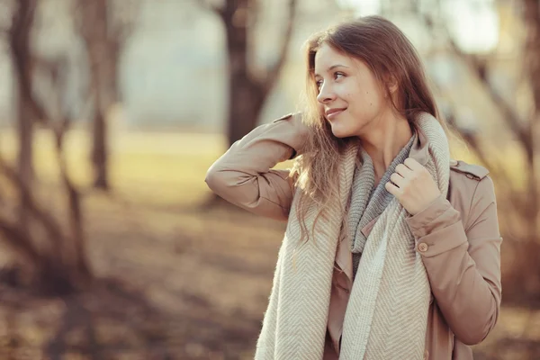 Donna felice in cappotto — Foto Stock