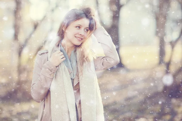 Счастливая женщина в пальто — стоковое фото