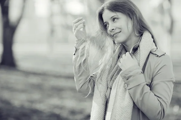 Gelukkige vrouw in jas — Stockfoto