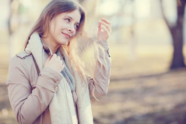 Mooie vrouw in een vacht — Stockfoto