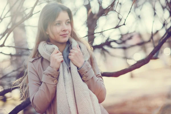 Fille dans un manteau dans la ville — Photo