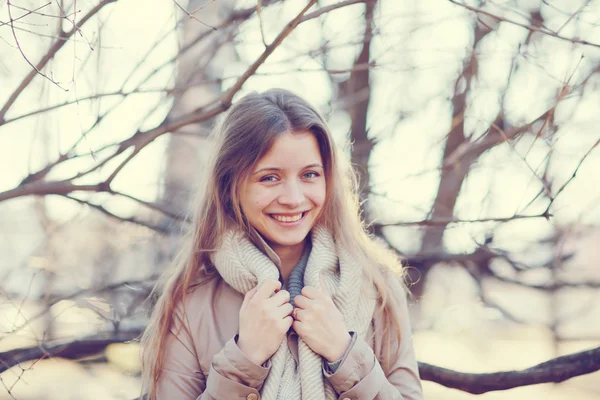 Fille dans un manteau dans la ville — Photo