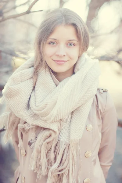 Ragazza in un cappotto in città — Foto Stock