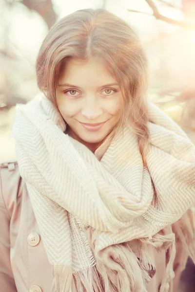 Girl in a coat in the city — Stock Photo, Image