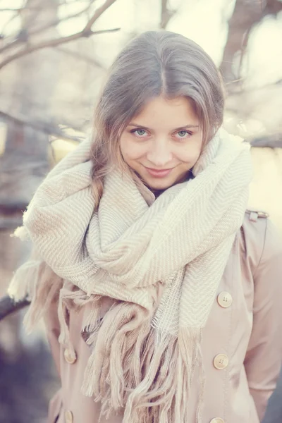 Ragazza in un cappotto in città — Foto Stock