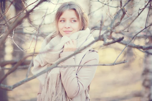 Girl in a coat in the city — Stock Photo, Image