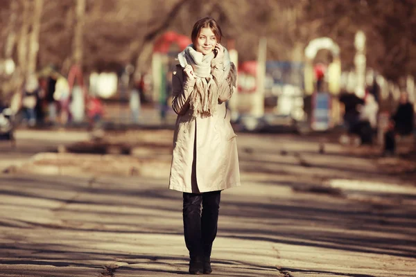Girl in a coat in the city — Stock Photo, Image
