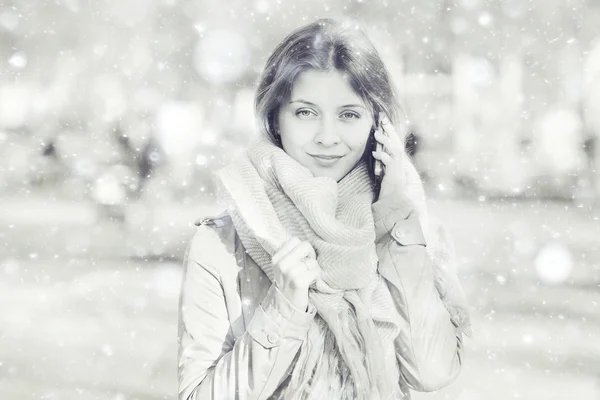 Chica en un abrigo en la ciudad — Foto de Stock