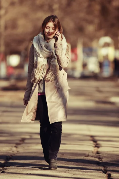 Vrouw in jas met telefoon — Stockfoto