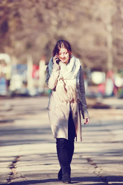 Женщина в пальто с телефоном — стоковое фото