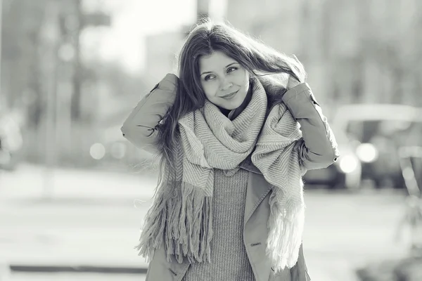 Retrato de uma menina em um casaco na cidade — Fotografia de Stock