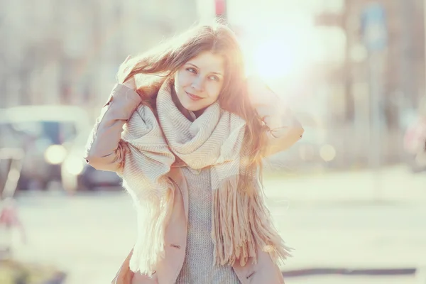 Porträt eines Mädchens im Mantel in der Stadt — Stockfoto