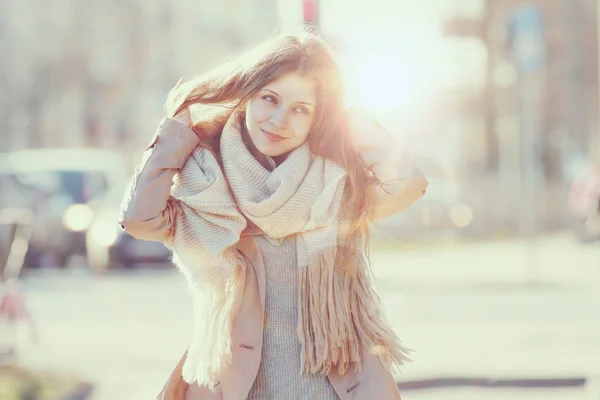 Portrait d'une fille en manteau en ville — Photo