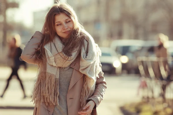 Retrato de una chica en un abrigo en la ciudad —  Fotos de Stock