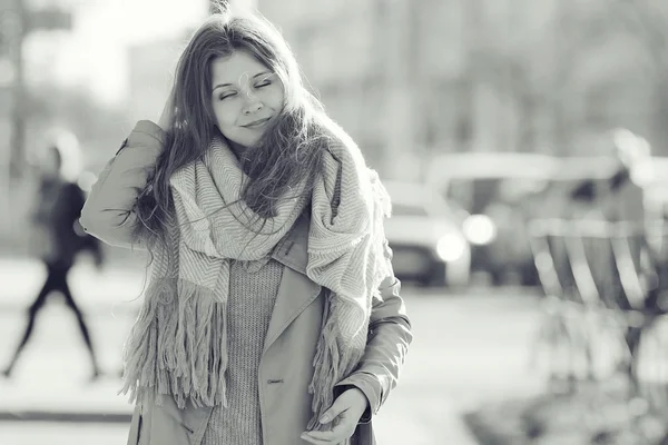 Retrato de una chica en un abrigo en la ciudad — Foto de Stock