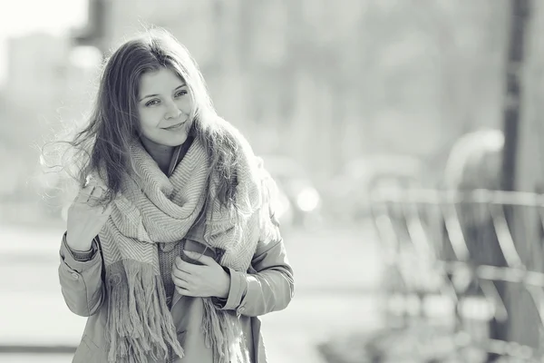 Ritratto di una ragazza in un cappotto in città — Foto Stock