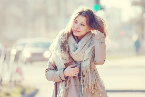 Ritratto di una ragazza in un cappotto in città — Foto Stock