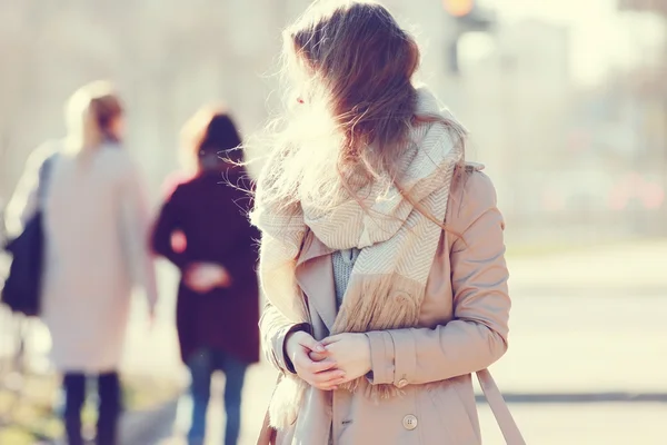 Retrato de una chica en un abrigo en la ciudad — Foto de Stock