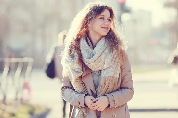 Portrait of a girl in a coat in city — Stock Photo, Image