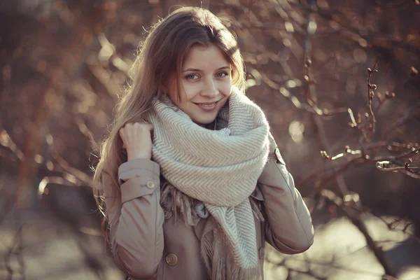 Portrait of a girl in a coat in city — Stock Photo, Image