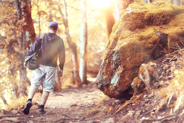 Turista masculino em uma floresta de primavera — Fotografia de Stock