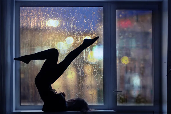 Silhouette eines Mädchens beim Fitnesstraining — Stockfoto