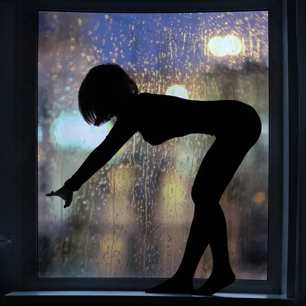 Silhouette de fille faisant de remise en forme — Photo