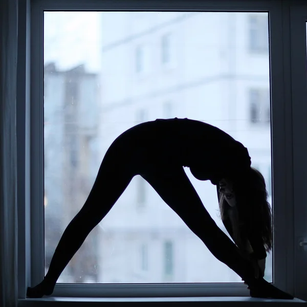 Silhouette eines Mädchens beim Fitnesstraining — Stockfoto