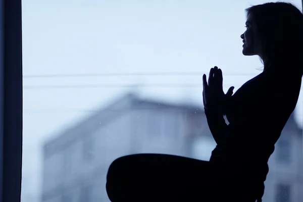 Silhouette eines Mädchens beim Yoga — Stockfoto
