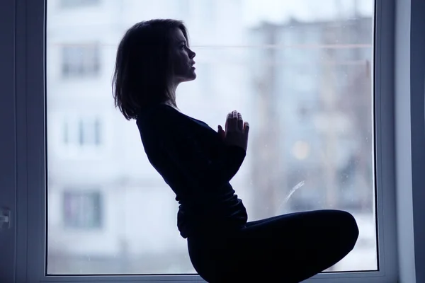 Silhouette eines Mädchens beim Yoga — Stockfoto