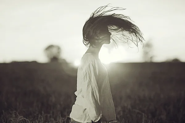 Chica con el pelo largo al atardecer —  Fotos de Stock