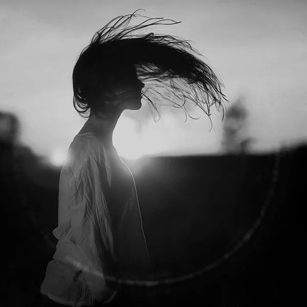Дівчина з довгим волоссям на заході сонця — стокове фото